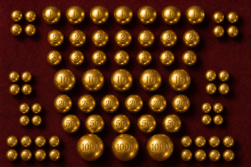 Viele goldene nummerierte Kugeln als Symbol für die 17 Gewinnklassen von El Gordo
